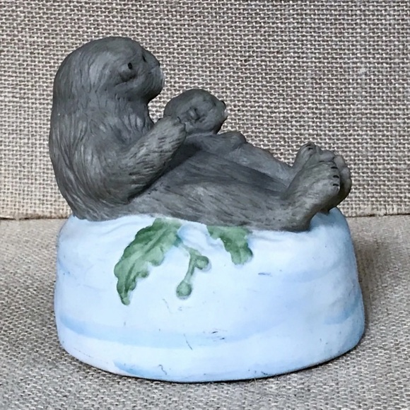 Vintage San Francisco Sea Otter Mother Baby Music Box Plays Pearly Shells - Picture 2 of 8
